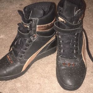 Woman’s Pumas sky wedges